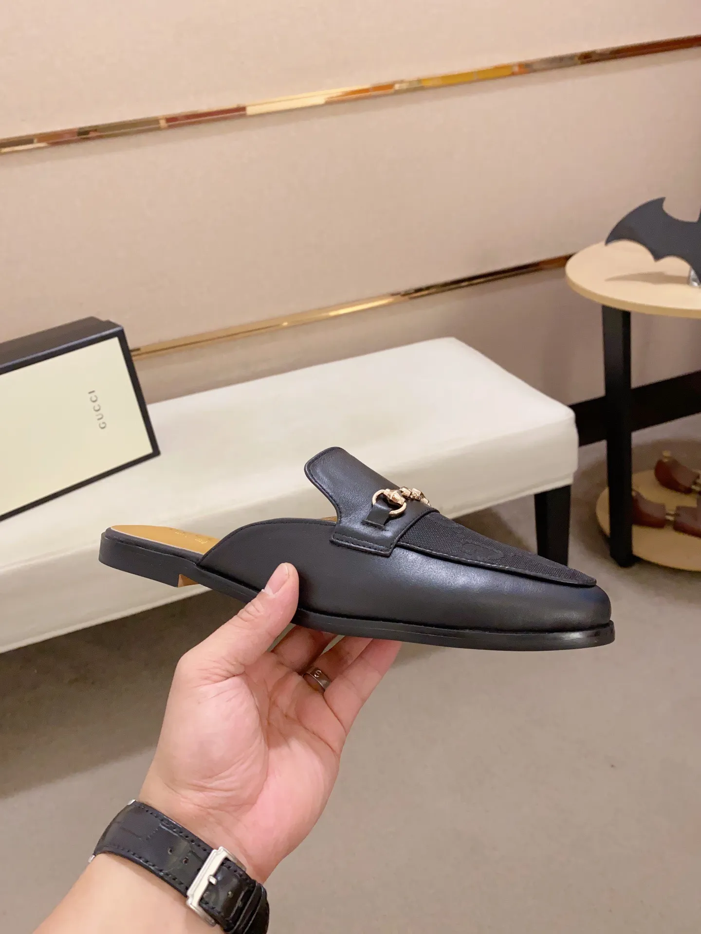Men's shoes 💰: 380💰 (Gucci). The latest trendy shoes, casual Baotou mops, popular in physical stores, sizes 38-44. New and comfortable, imported custom-made original cowhide, with unique sequin element design. With sheepskin lining, original bottom, high-end packaging and high quality💪Details determine the quality, you can enter and leave the counter at will, welcome to compare!